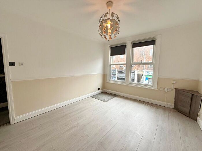 2 Bedroom Flat To Rent In King Street, Stanford-Le-Hope, SS17