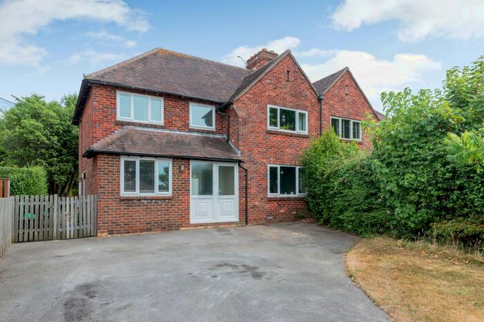 4 Bedroom Detached House To Rent In Kings Crescent, Lymington, SO41