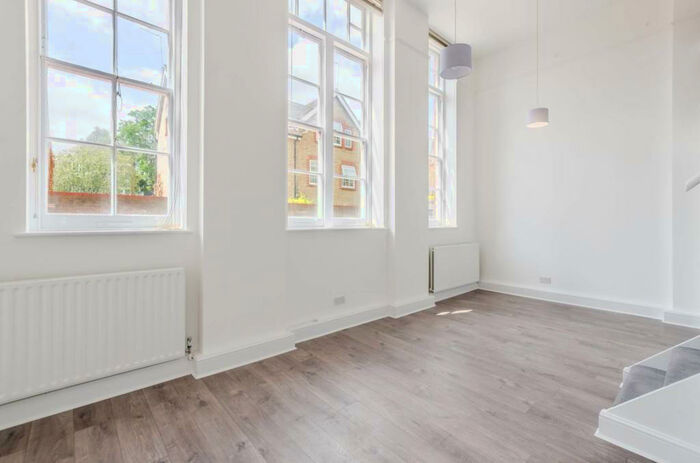Studio To Rent In Este Road, London, SW11