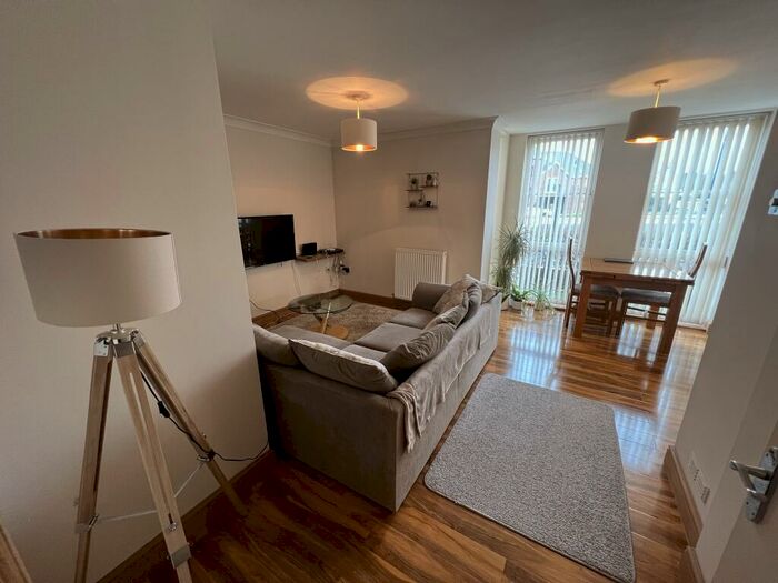 2 Bedroom Flat To Rent In Rostron Close, Southampton., SO18