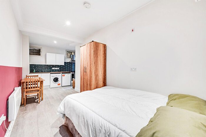 Studio To Rent In Warwick Road, SW5