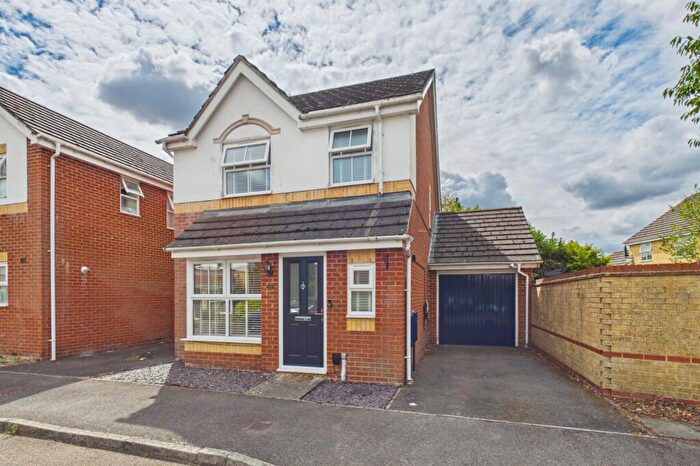 3 Bedroom Link Detached House For Sale In Richmond Close, Farnborough, Hampshire, GU14