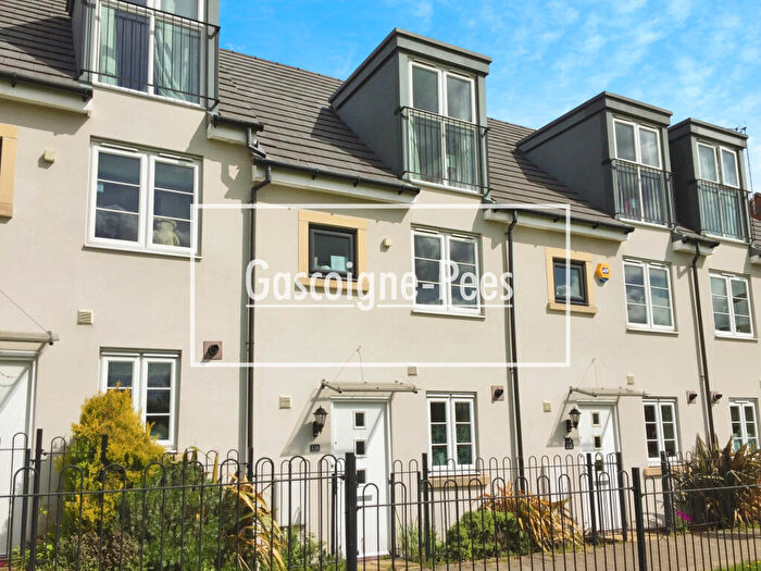 3 Bedroom Town House To Rent In Sinclair Drive -, RG21