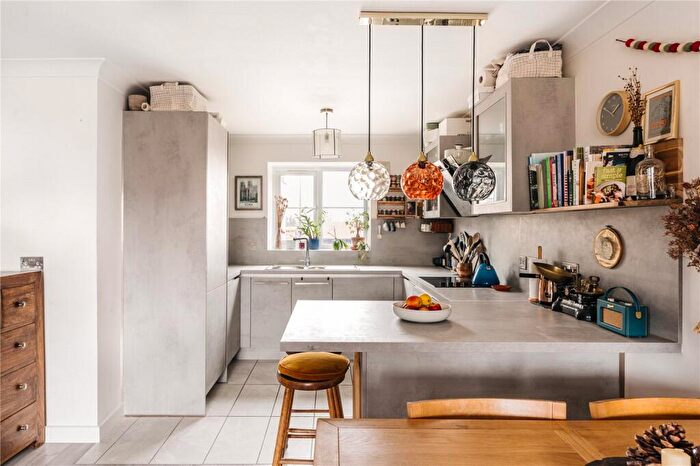 2 Bedroom Flat For Sale In Finsbury Park Avenue, London, N4