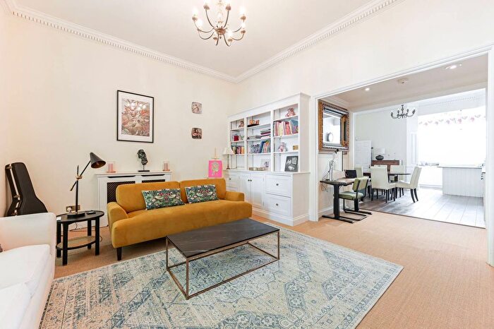 3 Bedroom Flat For Sale In St Georges Square, Pimlico, London, SW1V