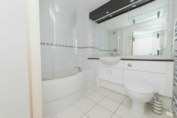 2 Bedroom Flat To Rent In Hive, Masshouse Plaza, Birmingham, B5