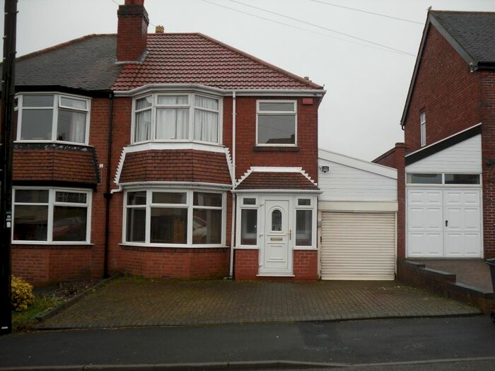 3 Bedroom Semi-Detached House To Rent In Pitcairn Road, Smethwick B67