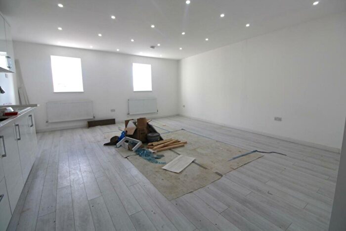 Flat To Rent In High Street, Barnet, EN5