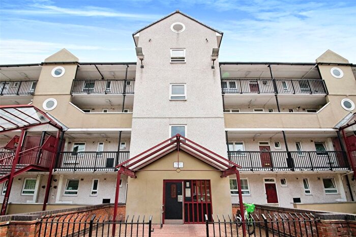 3 Bedroom Flat For Sale In Maydwell House, Thomas Road, E14