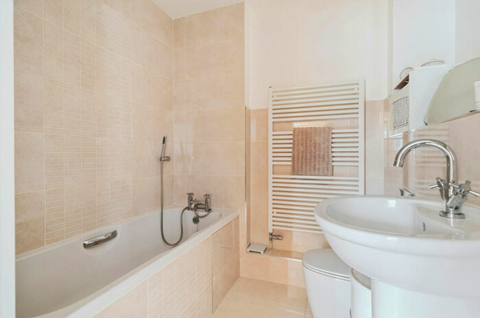 2 Bedroom Flat For Sale In Chilbolton Avenue, Winchester, Hampshire, SO22