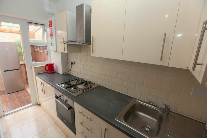 3 Bedroom Flat To Rent In Chingford Mount Road, London, E4
