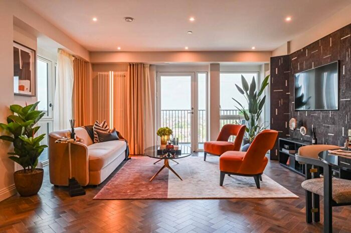 1 Bedroom Flat For Sale In Queens Cross, Royal Docks, E16