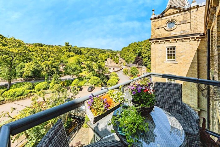 2 Bedroom Apartment For Sale In Beestonley Lane, Barkisland, Halifax, HX4