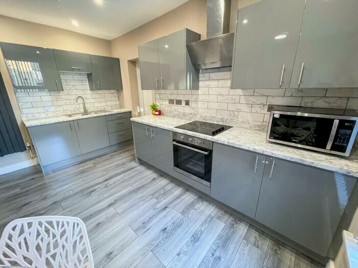 6 Bedroom Terraced House To Rent In Edinburgh Road, L7