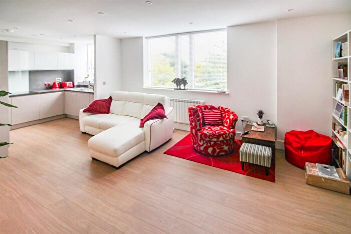 2 Bedroom Apartment To Rent In Pemberton Road, East Molesey, KT8