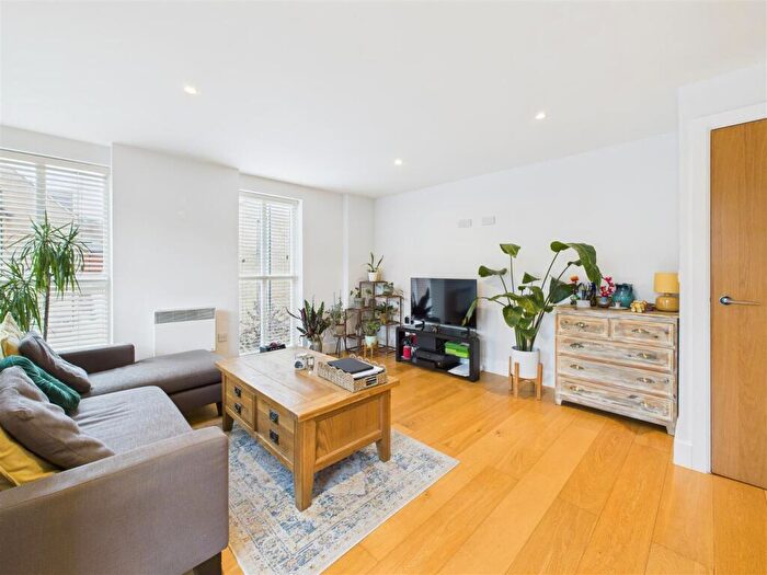 2 Bedroom Flat To Rent In Coopers Yard, Paynes Park, Hitchin, SG5