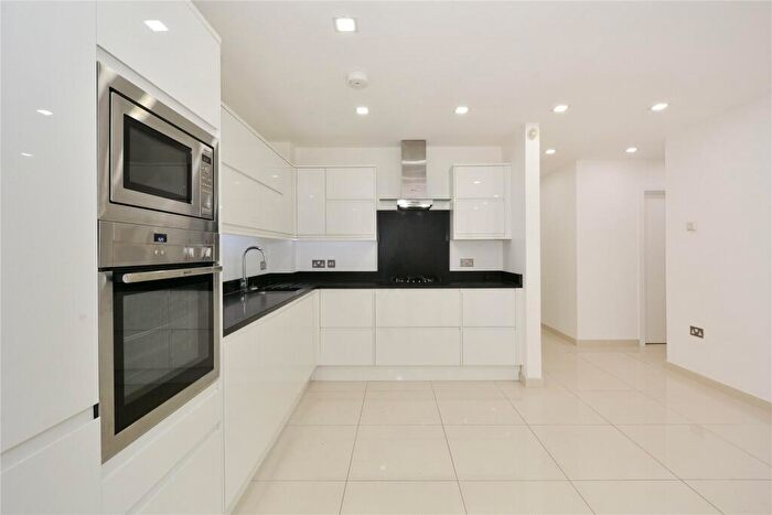 3 Bedroom Maisonette To Rent In Dalston Lane, Dalston, E8