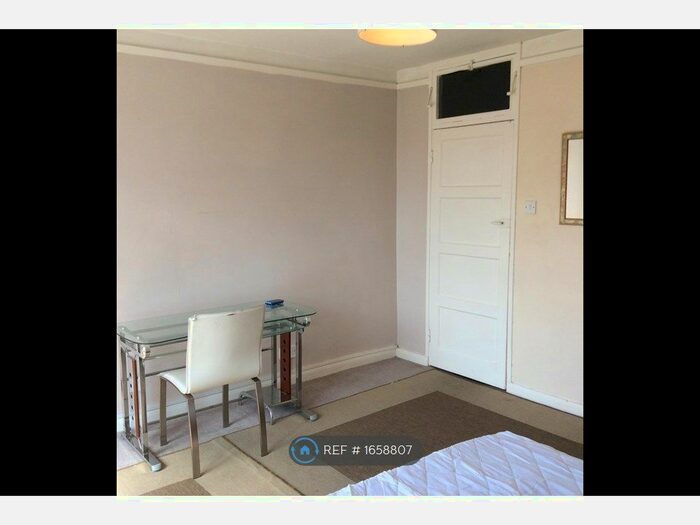 4 Bedroom Flat To Rent In Pirbright House, Kingston Upon Thames, KT2