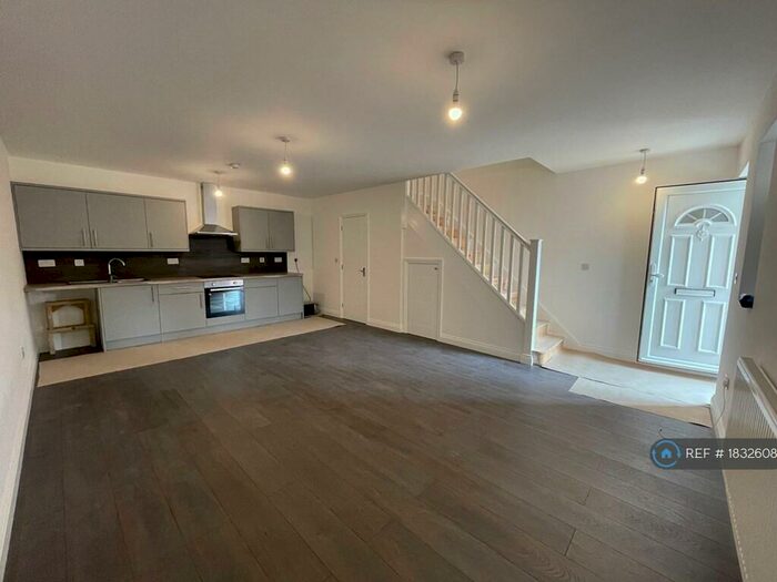 2 Bedroom Flat To Rent In High Road, London, N22