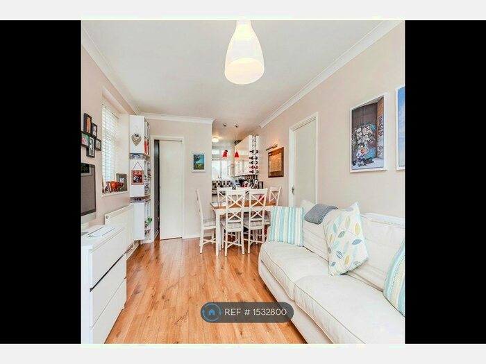 2 Bedroom Flat To Rent In Garden Royal, London, SW15