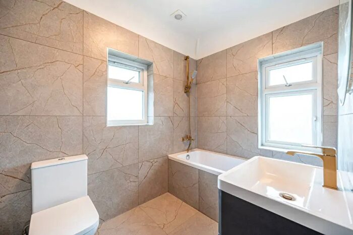 3 Bedroom End Terrace House For Sale In Coppetts Close, London, N12