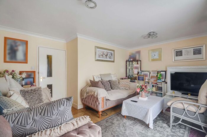 3 Bedroom Property For Sale In New River Way, London, N4