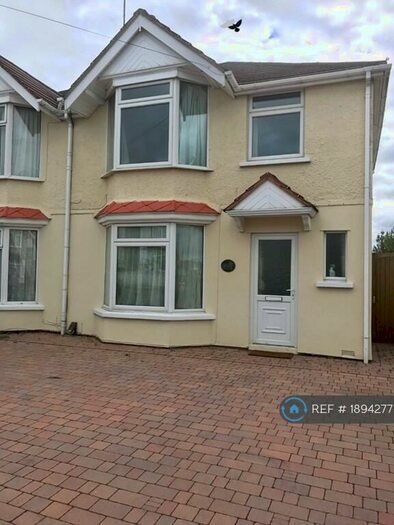 3 Bedroom Semi-Detached House To Rent In Croft Road, Swindon, SN1