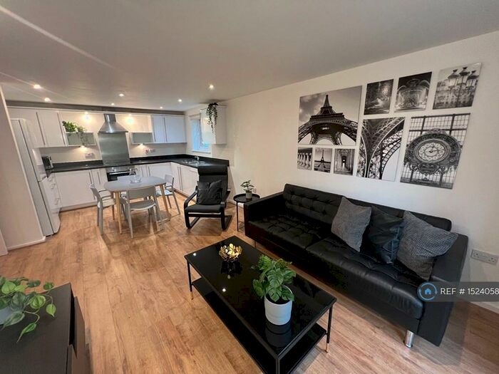 2 Bedroom Flat To Rent In Platt House, Salford, M5