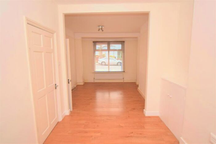 2 Bedroom House To Rent In Long Lane, Finchley, N3