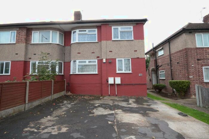 2 Bedroom Apartment To Rent In Fullwell Avenue, Ilford, Essex, IG5