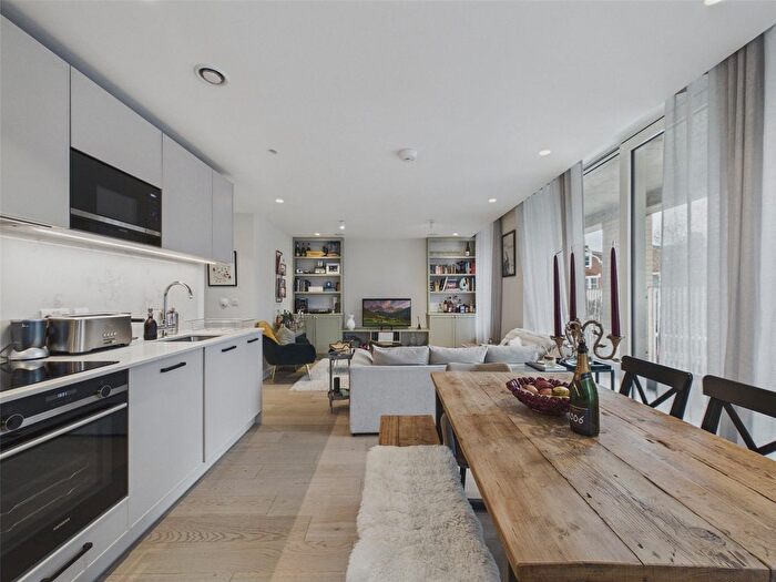 2 Bedroom Flat For Sale In Brixton Hill, London, SW2