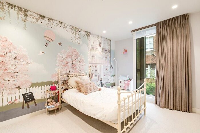 3 Bedroom Flat To Rent In Fitzjohns Avenue, Hampstead, London, NW3