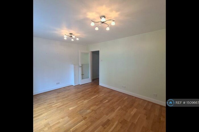 1 Bedroom Flat To Rent In Baker Street, Weybridge, KT13