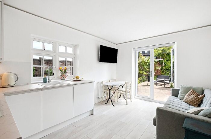 2 Bedroom Flat To Rent In Verbena Gardens, Hammersmith, W6