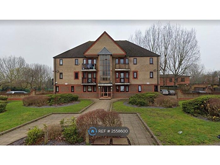 2 Bedroom Flat To Rent In Drake Crescent, London, SE28