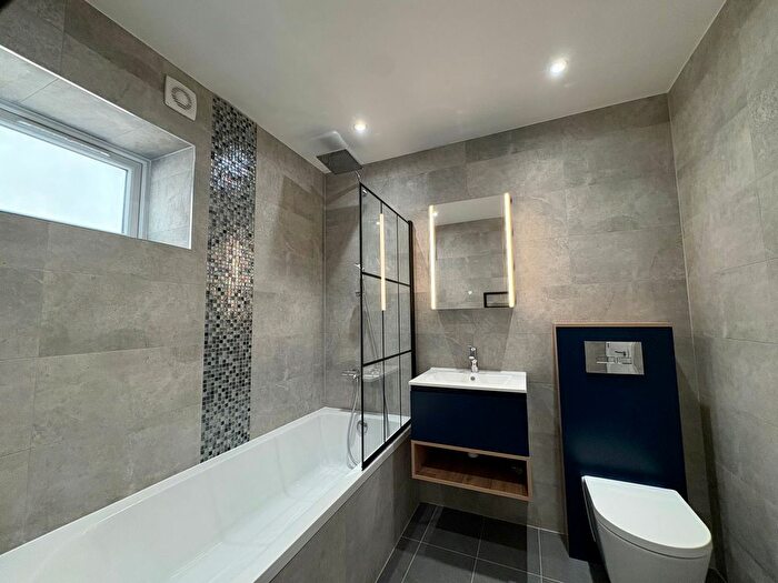 2 Bedroom Flat To Rent In Limes Grove, Lewisham, SE13