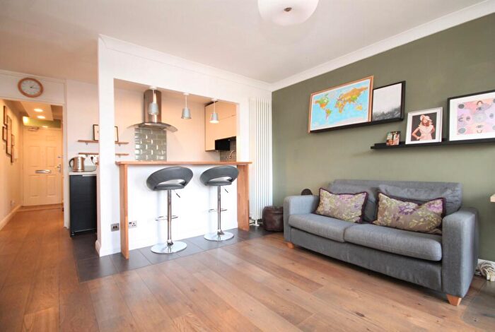 1 Bedroom Flat To Rent In Bracknell Close, Wood Green, N22