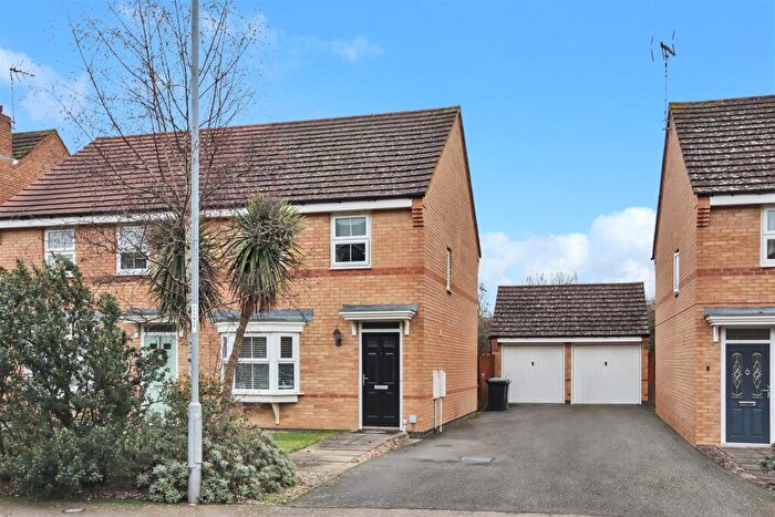 3 Bedroom Semi-Detached House For Sale In Sunningdale Drive, Rushden, NN10