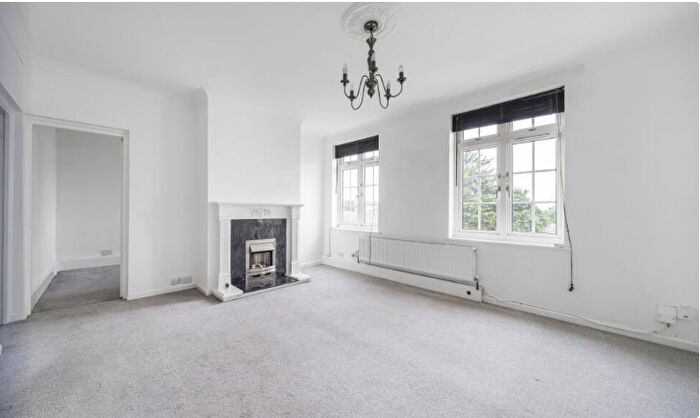 2 Bedroom Flat To Rent In Merlin Gardens, Bromley, BR1