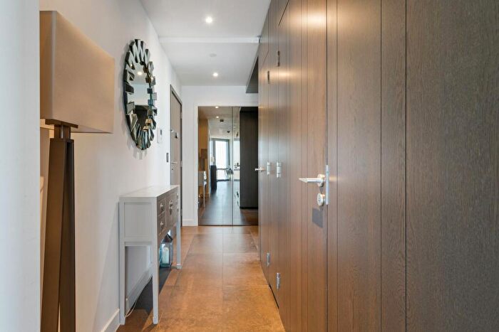 2 Bedroom Apartment To Rent In Chronicle Tower, B City Road, London, EC1V