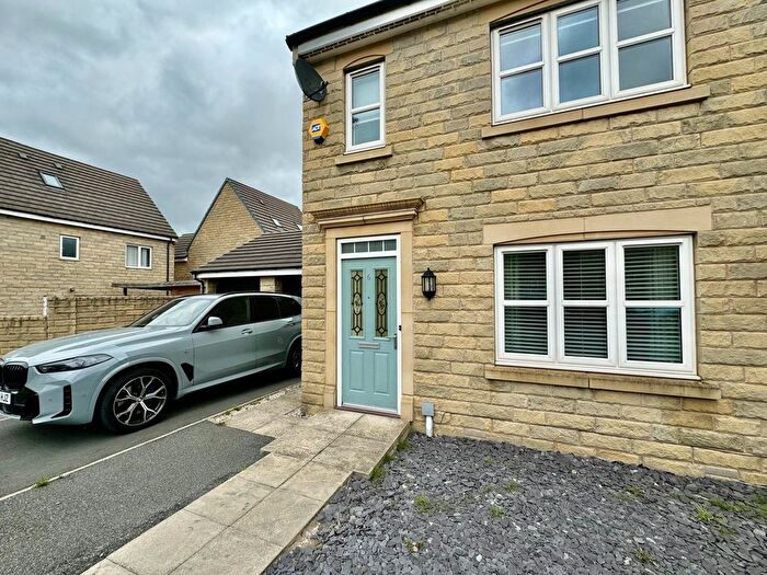 4 Bedroom Semi-Detached House To Rent In Whitehead Close, Bradford, BD4