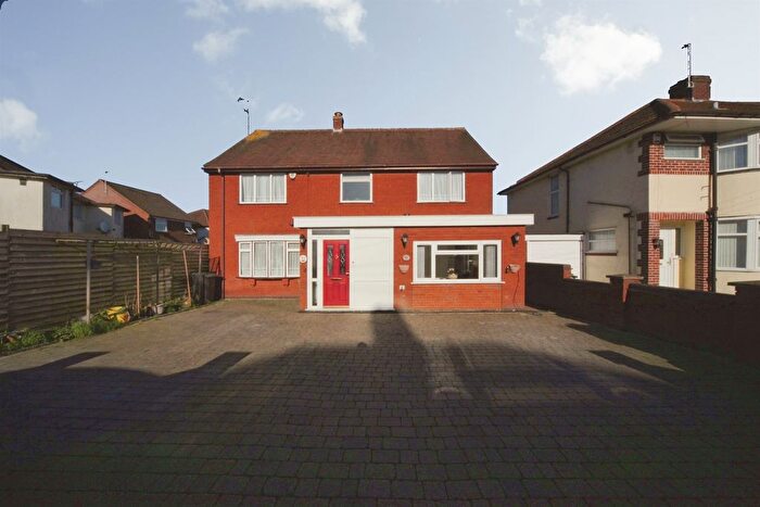 5 Bedroom Detached House For Sale In Stanford Road, Luton, LU2