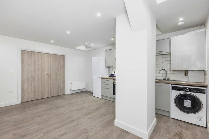 3 Bedroom Flat To Rent In The Grove, Slough, SL1