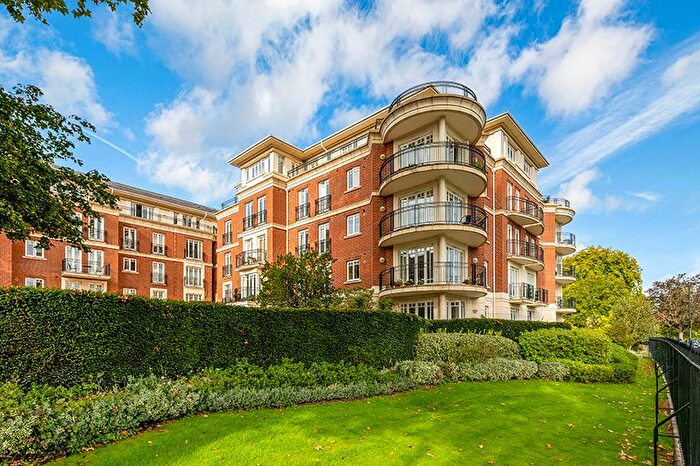 3 Bedroom Flat For Sale In Clevedon Road, Twickenham, TW1