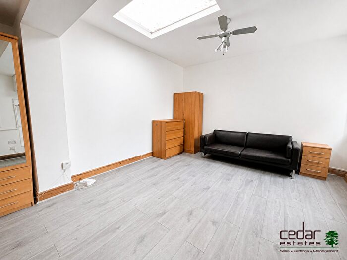 Flat To Rent In Blackburn Road, West Hampstead, NW6