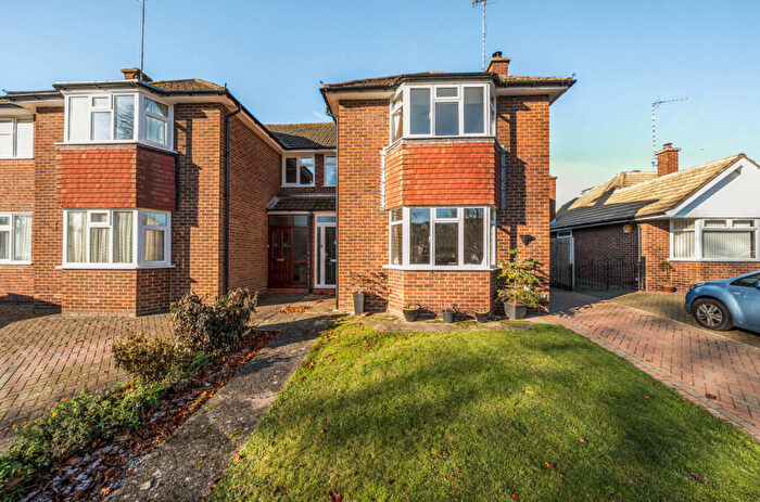 3 Bedroom Semi Detached House For Sale In Hillyfields, Dunstable, Bedfordshire, LU6