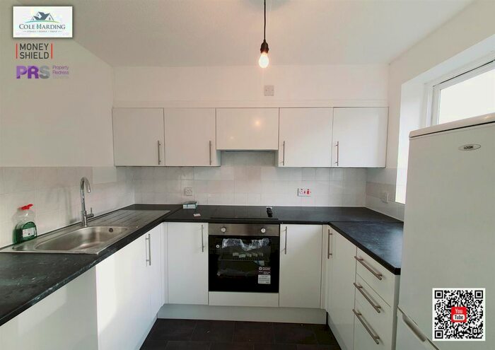 2 Bedroom Flat To Rent In Swaythling Close, London, N18