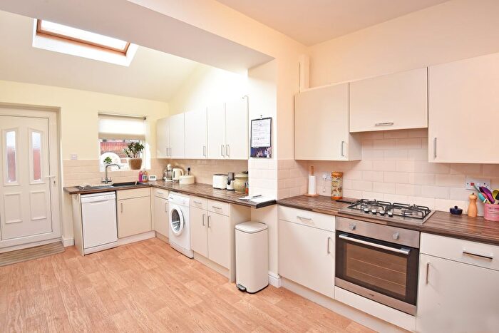 2 Bedroom Terraced House For Sale In Hookstone Avenue, Harrogate, HG2