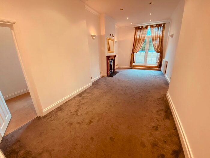 3 Bedroom Flat To Rent In Friern Park, London, N12