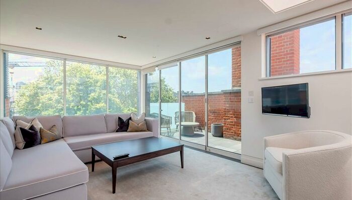 2 Bedroom Flat To Rent In Green Street, Mayfair, London, W1K